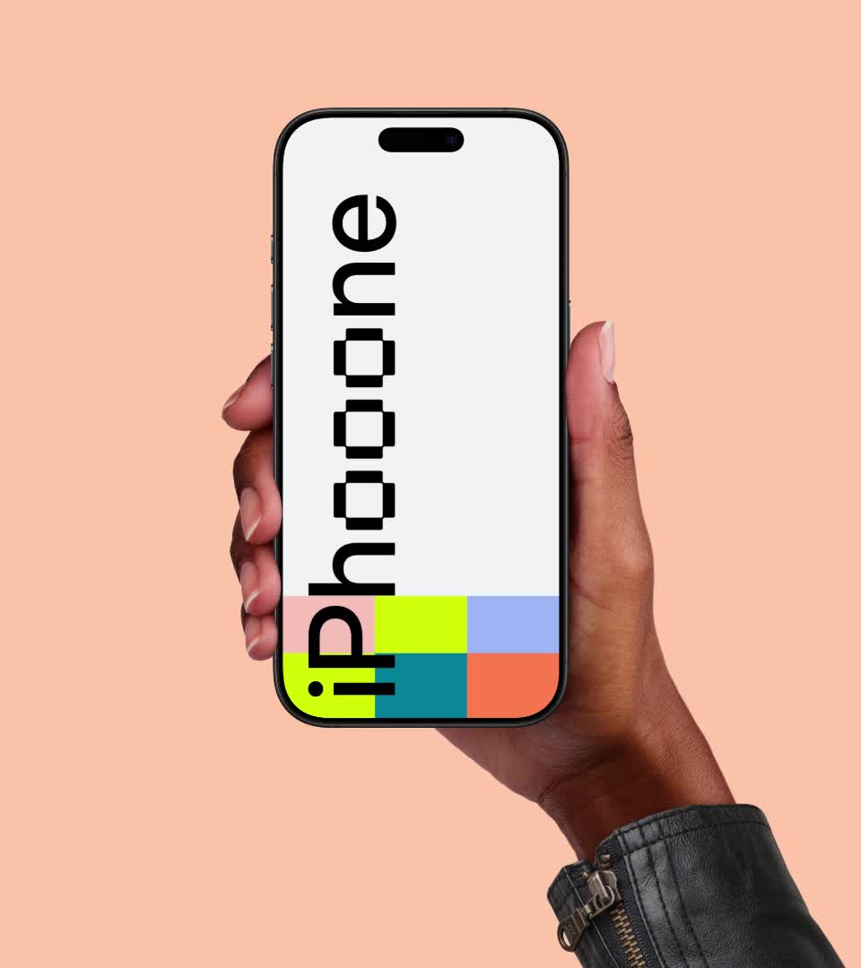 Modelos de mockups diversos com mãos de diferentes idades e origens étnicas representando todos